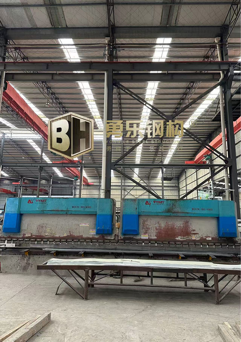 8米钢板折弯机.jpg